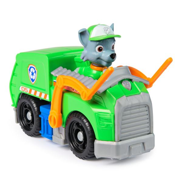 Vehiculele de baza cu functii de actiune mobile individuale si o figurina la bord permit aventurilor din serialul TV Paw Patrol sa traiasca si in camera copiilor Este inclusa o singura figura cu un vehicul Vehiculul si figurina de jucarie sunt in mare parte fabricate din plastic reciclat Chase Skye Marshall Rubble Zuma Everest Tracker si Rocky cu vehiculele lor sunt disponibile individual Toate vehiculele de baza durabilevehiculele de baza includ o figurina de caine care poate fi 