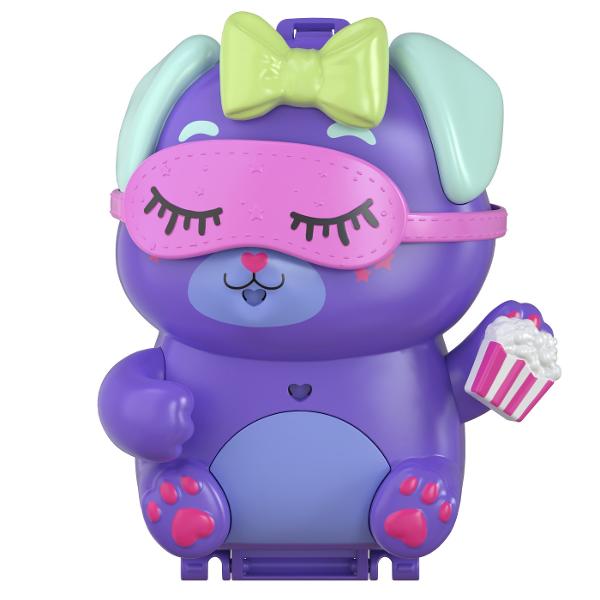 Gentutele Polly Pocket detin lumi mici cu surprize mari in interior pe care fetele si baietii le pot duce oriunde Fiecare jucarie portabila prezinta la exterior o forma adorabila de animal cu un detaliu de joaca interactiv cei mici pot combina accesoriile pentru a ingriji animalul de cate ori doresc Cand au terminat de decorat exteriorul copiii pot deschide carcasa pentru a dezvalui o papusa mai multe functii de joaca din mers si mai mult de 10 accesorii Arunca o petrecere de pijama pentru 