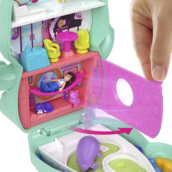 Gentutele Polly Pocket detin lumi mici cu surprize mari in interior pe care fetele si baietii le pot duce oriunde Fiecare jucarie portabila prezinta la exterior o forma adorabila de animal cu un detaliu de joaca interactiv cei mici pot combina accesoriile pentru a ingriji animalul de cate ori doresc Cand au terminat de decorat exteriorul copiii pot deschide carcasa pentru a dezvalui o papusa mai multe functii de joaca din mers si mai mult de 10 accesorii Arunca o petrecere de pijama pentru 