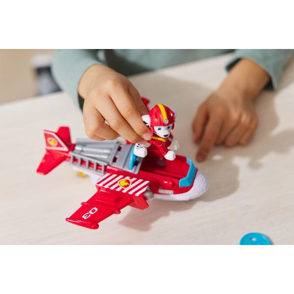 Zboara in actiune cu Air Rescue Skye si jucaria ei de salvare din incendii avionul Hero Claw Cand este timpul pentru o misiune de salvare plina de actiune blocheaza picioarele lui Skye in pozitie in cabina de pilotaj inainte de a decola in misiunea ta Salveaza-ti iepurasul de jucarie apasand un buton de pe avion pentru a extinde gheara apoi prinde iepurasul cu cosul de salvare si du-l in siguranta Skye are o inaltime de peste 5 cm si este echipata cu jacheta si casca de zbor de culoare roz 