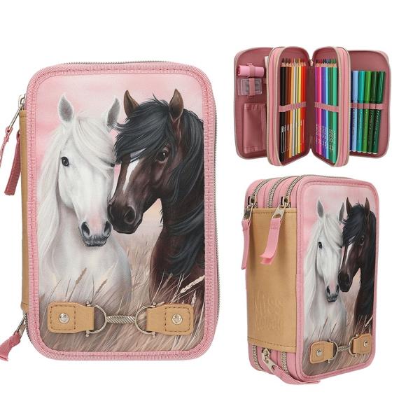 Pentru fanii cailor partea din fata a acestui penar de la Miss Melody are un design ponytastic cu doua capete de cai si o inchidere decorativa aurie care aminteste de un capastru Cu piele artificiala maro pe lateral si un pandantiv impletit atarnat de glisorul cu fermoarCele trei compartimente separate sunt umplute cu 18 creioane colorate si 18 carioci 2 creioane un ascutitor de creioane o guma de sters o rigla un betisor de lipici foarfece si o husa mica cu inchidere cu 