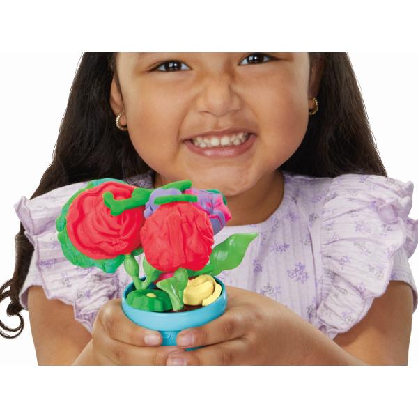 Lasa imaginatia sa infloreasca cu setul de joaca pentru copii Play-Doh Gradina inflorita Aceasta jucarie de interior cu tema gradinii este pregatita pentru orice anotimp cu moduri distractive de a te juca de-a floralul pe tot parcursul anului Cutia de gradina si discurile pentru flori pot crea 4 forme diferite de flori Play-Doh iar forma dubla creeaza inca 2 forme Prezinta si tine florile si tulpinile in acelasi loc cu ghiveciul si vaza Cinci cutii Play-Doh si 3 cartonase cu instructiuni 