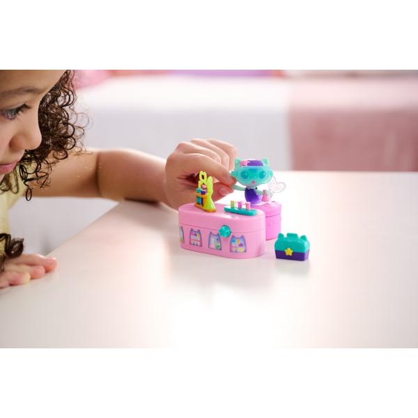 Faceti echipa cu Baby Box Cat pentru aventuri captivante in casuta de papusi Baby Box este imbracata in tinuta ei semnatura Gabby&rsquos Dollhouse si vine cu micul ei robot artizanal si distribuitorul ei de banda pentru pisicute Setul include de asemenea un raft de artizanat cu o activare ascunsa astfel incat sa puteti apasa sticla pentru a face sa apara alte borcane pe raft Apoi asa cum face Gabby in fiecare episod despacheteaza o casa de papusi pentru a descoperi o jucarie surpriza 