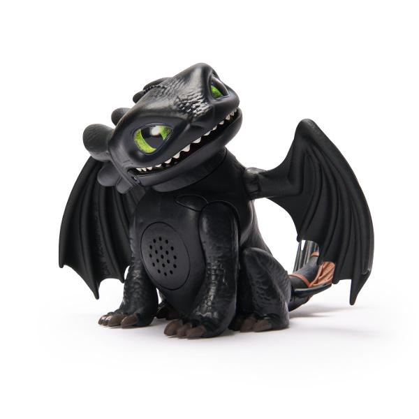 Aduceti aventura din How To Train Your Dragon acasa cu dragonul cu sunete Bucura-te de propriul tau Night Fury cu miscari realiste ale capului si stil autentic de film pe masura ce iti cunosti dragonul Dragonul prinde viata cu 25 de sunete diferite pe masura ce ii mangai capul Porneste-ti dragonul si trezeste-l cu o simpla atingere Aceasta jucarie dragon are dimensiunea potrivita pentru a fi luata din mers sau pentru a va bucura acasa de propriul dragon Baterii incluse Copiii isi pot 