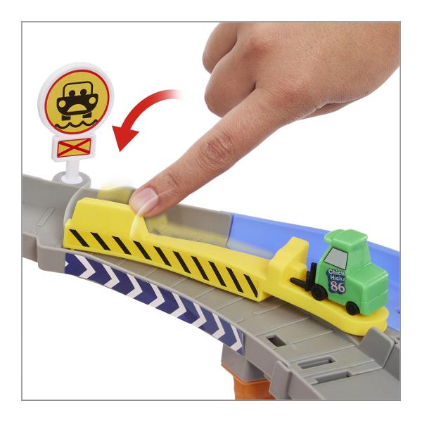Pregateste-te de actiune cu setul Disney Cars Aceasta pista spectaculoasa de 96 cm aduce cursele si salvarile din Radiator Springs direct in camera copiilor Masinutele preferate inclusiv Fulger McQueen si Chick Hicks se intrec pe rampe periculoase evita obstacolele si salveaza prietenii aflati in dificultate Cu detalii realiste si o constructie robusta acest set ofera ore intregi de joaca dinamica si interactiva Ideal pentru fanii Cars care adora viteza aventura si povestile pline de 