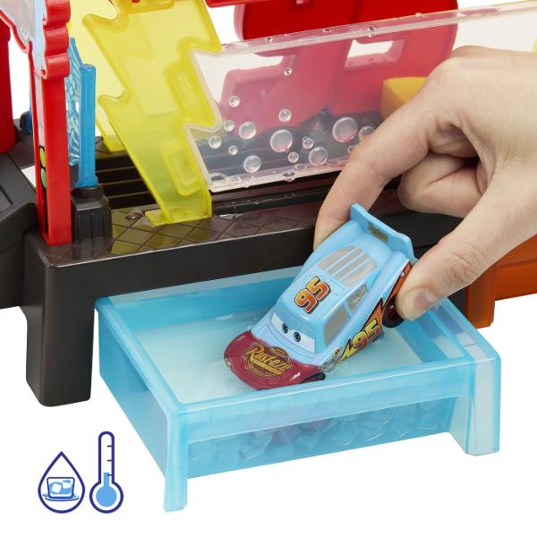 Pregateste-l pe Fulger McQueen pentru cursa cu setul Disney  Acest set interactiv de spalatorie transforma joaca intr-o experienta plina de actiune si culoare Foloseste apa rece si calda pentru a schimba culoarea masinutei si a descoperi efecte spectaculoase in timp real Copiii pot spala clati si usuca masina preferata inainte de a trimite din nou pe pista pentru noi aventuri Include o masinuta Color Changers Fulger McQueen si multiple zone de joaca pentru distractie fara sfarsit Perfect 