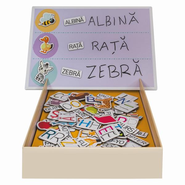 O jucarie educativa progresiv creat special pentru copiii de la 5 ani care transforma invatarea literelor intr-o activitate distractiva si interactiva Plansetele colorate ii incurajeaza pe cei mici sa invete sa citeasca si sa scrie prin exercitii simple si captivante Pas cu pas copilul invata sa asocieze obiectele cu literele corespunzatoare sa exerseze scrierea si sa formeze primele sale cuvinte Datorita markerului special si buretelui incluse exercitiile pot fi sterse si reluate de 