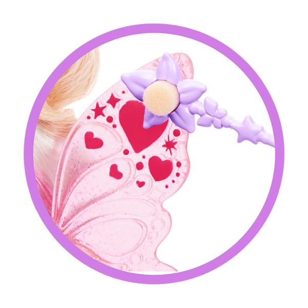 Creeaza magie a culorilor cu aceasta papusa Barbie &Icircnmoaie buretele ei cu bagheta instelata in apa rece apoi misca-i aripioarele pentru a schimba inimioarele din roz frumos in rosu orbitor &bdquoFlutura&rdquo bagheta pe corsajul ei pentru o dezvaluire incantatoare cu ombre Schimba inapoi cu apa calda pentru o distractie repetata a magiei culorilor Aceasta papusa Barbie Zana straluceste in rochia ei tocurile infasurate cu vita de vie bentita cu fluturi si colierul cu 