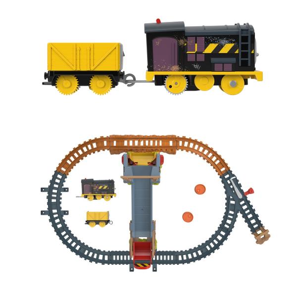 Experimenteaza magia din Sodor cu Constructia de Ridicare si &Icircncarcare a lui Diesel Un set plin de actiune si joaca creativa care combina bucuria lui Thomas the Train cu imaginatia constructiei Ridica si coboara marfa Diesel si Vagonul Problematic livreaza marfa iar tu poti folosi liftul pentru a le aduce la jgheabul de descarcare Actiune palpitanta Urmareste cum butoaiele se rostogolesc pe jgheab si ajung in galeata de descarcare pentru a-ti colecta marfa Extensie de joaca pentru 