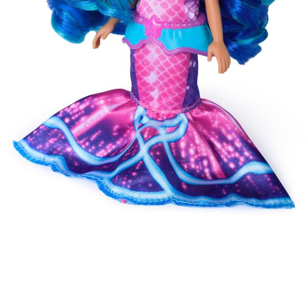 Intra in lumea magica a filmului Gabby&39s Dollhouse cu papusa cu accesorii Imbracata intr-o rochita roz stralucitoare si accesorizata cu o bentita adorabila cu urechi de pisicuta Gabby este gata pentru cele mai frumoase aventuri de gradina Papusa include si accesorii tematice precum o pereche de pantofi si un bol decorativ oferind copiilor ocazia sa creeze scenarii pline de farmec si distractie Perfecta pentru micii fani ai serialului si filmului Gabby&rsquos Dollhouse aceasta 