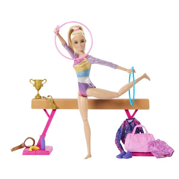 Exploreaza o lume de distractie competitiva cu setul de joaca pentru gimnastica Barbie Cand o fata se joaca cu Barbie isi imagineaza tot ce poate deveni iar daca iti place sa te rostogolesti poti fi gimnasta Acest set de joaca include un mediu de antrenament de gimnastica cu papusa Barbie Gymnast intr-un tricou metalic colorat De asemenea vine cu un tricou suplimentar un costum de incalzire pantofi suplimentari prosop gustari si o geanta de sport Pentru a pune lucrurile in miscare 