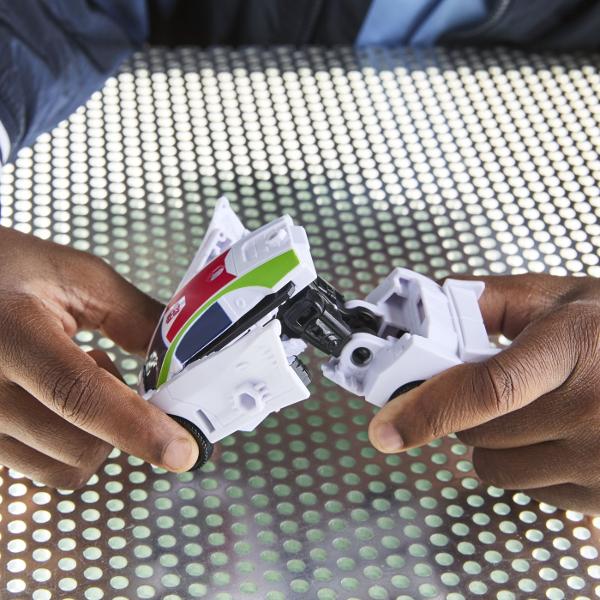 Transformers CYBERWORLD robot convertibil In Transformers CYBERWORLD copiii decid ce se intampla  si totul incepe cu jucarii minunate precum figurinele Cyber Changers Aceasta jucarie Transformers de 10 cm se transforma din modul robot in modul alternativ si este suficient de simpla pentru copiii cu varsta de 6 ani si peste Ofera copiilor un plus de inspiratie pentru povestiri cu jucariile CYBERWORLD suplimentare fiecare vanduta separat in functie de disponibilitate si descopera personaje 