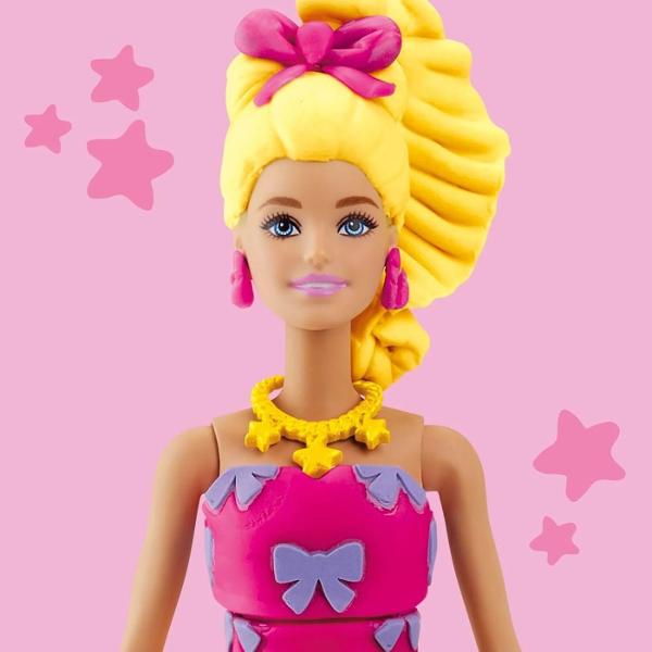 Creeaza stiluri super dragute cu setul Volanase si Fundite Este usor si distractiv sa creezi haine pentru papusa Barbie Play-Doh cu acest kit de arte si mestesuguri Pur si simplu aseaza papusa pe suport foloseste foaia cu modele Play-Doh si decupatoarele pentru a croi rochite Barbie si imbrac-o in cele mai creative moduri imaginabile Ofera-i diferite coafuri Play-Doh cu ajutorul matritei de par sau copiii isi pot face propriile coafuri manual Adauga accesorii pentru papusa Barbie cum ar fi 