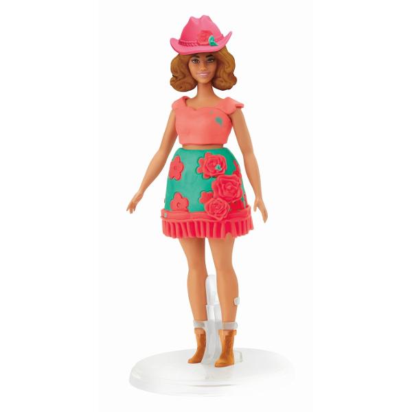 Creeaza stiluri rustice super dragute cu setul Florale si Franjuri Este usor si distractiv sa creezi haine pentru papusile Barbie Play-Doh cu acest kit de arte si mestesuguri Pur si simplu aseaza papusa pe suport foloseste foaia cu modele Play-Doh si decupatoarele pentru a croi tinute Barbie si imbrac-o in cele mai creative moduri imaginabile Ofera-i diferite coafuri Play-Doh cu ajutorul matritei de par sau copiii isi pot face propriile coafuri manual Adauga accesorii pentru papusile 