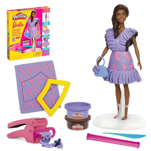 Creeaza stiluri super dragute cu setul Fashionista Ruffles Este usor si distractiv sa creezi haine pentru papusa Barbie Play-Doh cu acest kit de arte si mestesuguri Pur si simplu aseaza papusa pe suport foloseste foaia cu modele Play-Doh si decupatoarele pentru a croi rochite Barbie si imbrac-o in cele mai creative moduri imaginabile Ofera-i 2 coafuri Play-Doh diferite cu matritele pentru par scurt si lung sau copiii isi pot face propriile coafuri manual Adauga accesorii pentru papusa 