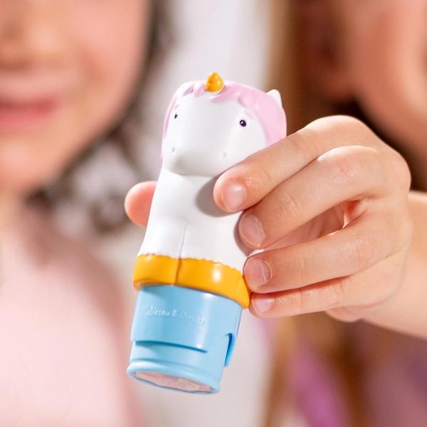 Melissa and Doug Sticker Wow este un set creativ de joaca pentru copii de la 3 ani in sus conceput pentru activitati distractive cu stickere Fiecare set include un aplicator tip stampila cu personaj reincarcabil care distribuie stickere individuale pe paginile incluse in caietul de activitate Setul contine aproximativ 300 de stickere si un caiet cu 24 de pagini pline de jocuri provocari si ilustratii colorate care incurajeaza copiii sa lipeasca sa potriveasca si sa completeze diferite 