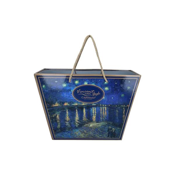 Set elegant realizat din por&539;elan fin inspirat de celebra oper&259; &bdquo;Noapte &icirc;nstelat&259; peste Rhone&rdquo; de Vincent van Gogh ce aduce arta mai aproape de momentele tale de relaxare Setul con&539;ine o cea&537;c&259; de 230 ml cu farfurioar&259; asortat&259; &537;i o can&259; de 400 ml ambele decorate cu nuan&539;e vibrante &537;i detalii artistice specifice stilului inconfundabil al marelui pictorp data-start421 