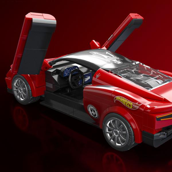 Setul HOT WHEELS MASERATI MC20 aduce impreuna eleganta legendarei marci Maserati si creativitatea constructiei cu piese oferind o experienta premium pentru pasionatii de supercaruri si colectionarii Hot Wheels Pachetul include o masina metalica exclusiva MC20 insotita de o placa semnatura precum si un set de constructie format din 250 de piese cu ajutorul carora poti construi un model impresionant al celebrului supercar italian Designul rafinat liniile aerodinamice si detaliile realiste 
