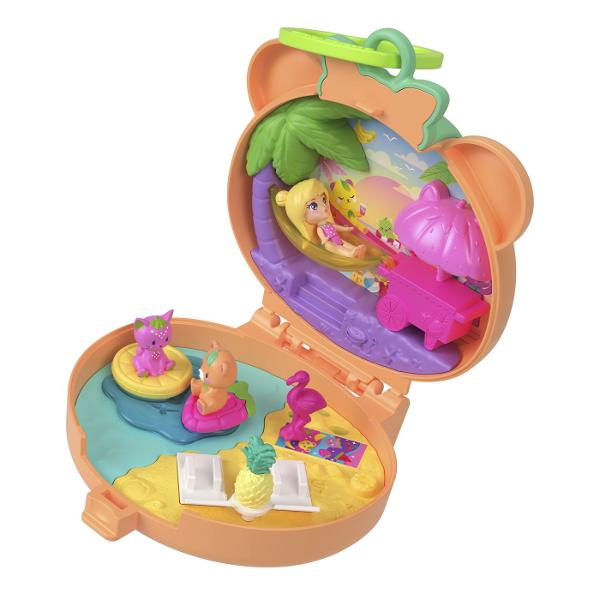 Setul de joaca Polly Pocket aduce distractia intr-un format portabil si colorat perfect pentru aventuri oriunde Fiecare are un design vesel si include o mini figurina Polly Pocket accesorii tematice si elemente interactive care transforma interiorul intr-un mic univers de joaca Se deschide pentru a dezvalui o scena de joc plina de detalii si surpriza unde copiii pot inventa povesti si pot explora diferite activitati alaturi de figurina inclusa Accesoriile si decorurile permit crearea unor 