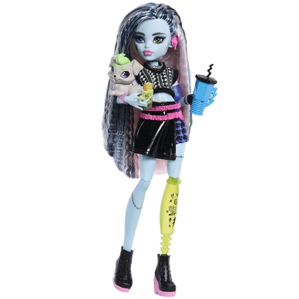 Descopera stilul electrizant din universul Monster High cu papusa Frankie Stein un personaj iconic cu un look modern si accesorii pline de personalitate Frankie impresioneaza prin parul lung in nuante contrastante si tinuta statement compusa din rochie neagra cu detalii grafice si elemente inspirate din tema electrica Accesoriile incluse completeaza povestea de la ochelari si bautura tematica pana la telefon gustare si un adorabil animal de companie Fiecare detaliu reflecta spiritul 
