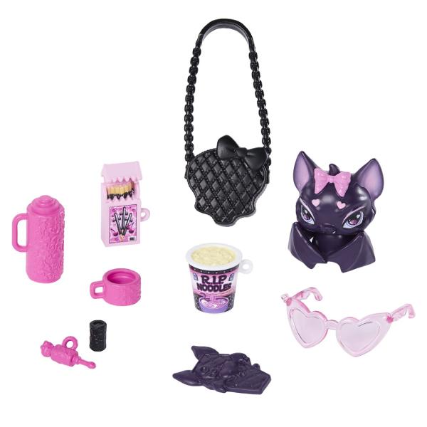 Intra in atmosfera gotica si plina de stil din universul Monster High cu papusa Draculaura un personaj emblematic cu un look adorabil si indraznet Draculaura impresioneaza prin parul lung in doua nuante contrastante si tinuta stralucitoare in tonuri de roz si negru completata de accesorii statement si detalii inspirate din tematica vampirica Setul include diverse accesorii pentru joaca precum are eleganta telefon gustare bautura tematica ochelari si un animal de companie cu design 