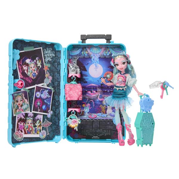 Descopera universul plin de mister si stil din colectia Monster High Skulltimate Secrets cu papusa Lagoona Blue intr-o editie speciala cu surpriza Setul include peste 19 surprize si ofera mai mult de 125 de combinatii de styling permitand personalizarea completa a tinutelor si accesoriilor Copilul poate debloca compartimentele secrete cu ajutorul cheii incluse dezvaluind haine accesorii si elemente tematice inspirate din atmosfera exotica a oazei Papusa impresioneaza prin parul lung in 