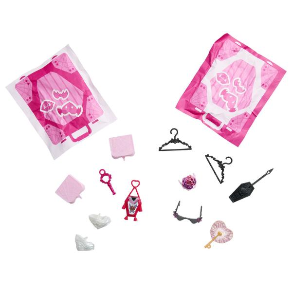 Descopera universul plin de mister si stil din colectia Monster High Skulltimate Secrets cu papusa Draculaura intr-o editie speciala cu surpriza Setul include peste 19 surprize si ofera mai mult de 125 de combinatii de styling permitand personalizarea completa a tinutelor si accesoriilor Copilul poate debloca compartimentele secrete cu ajutorul cheii incluse dezvaluind haine accesorii si elemente tematice inspirate din atmosfera exotica a oazei Papusa impresioneaza prin tinute in nuante 