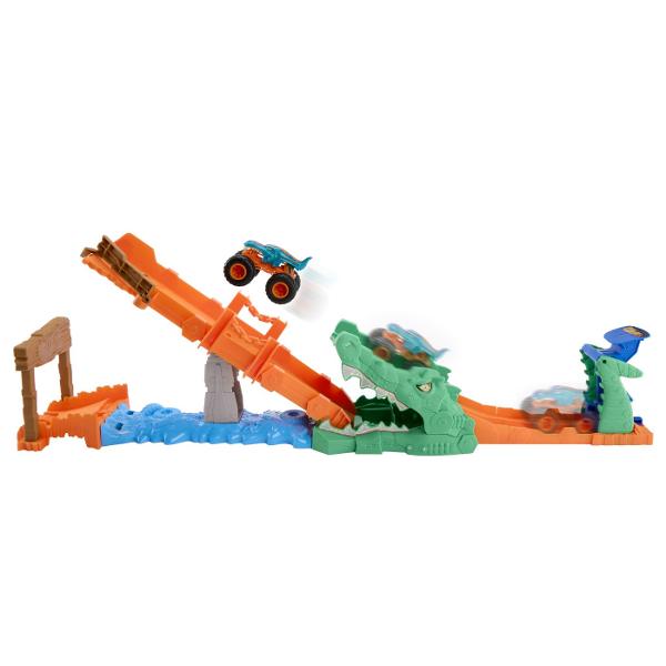 Pregateste-te pentru actiune la scara mare cu setul Hot Wheels Monster Trucks Provocarea Crocodilului cu masinuta inclusa o provocare spectaculoasa plina de viteza si impact Arena este dominata de un crocodil urias cu falci deschise gata sa prinda camionul Monster Truck in timpul cursei Copilul lanseaza vehiculul pe rampa tintind direct spre tinta pentru a dobori obstacolul si a invinge crocodilul Setul include un Monster Truck Mega Wrex realizat in stil robust cu roti supradimensionate 