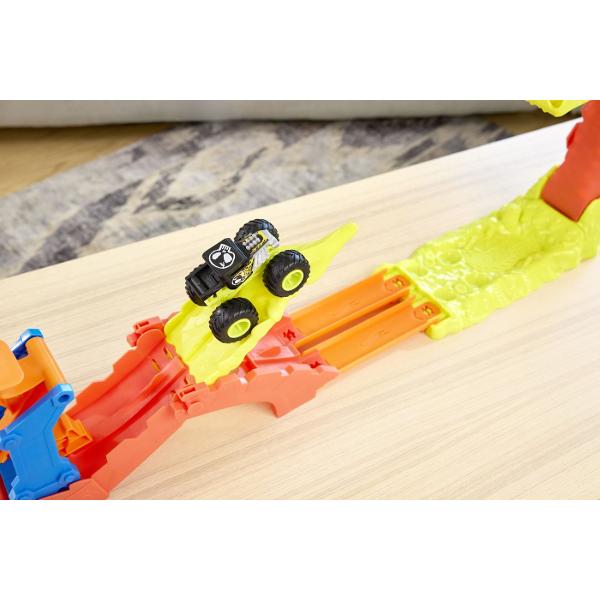 Setul de joaca Hot Wheels Monster Truck Invinge Sarpele Urias aduce spectacolul arenelor de cascadorii direct in camera copiilor Inspirat din competitiile Monster Trucks acest circuit plin de actiune provoaca jucatorii sa invinga un sarpe urias care pazeste arena Masinuta Monster Truck este lansata pe pista cu viteza pentru a sari peste obstacole si pentru a lovi tinta incercand sa doboare capul sarpelui gigantic Mecanismul interactiv transforma fiecare lansare intr-o provocare 