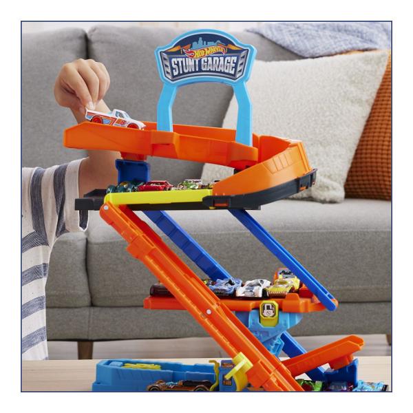 Descopera adrenalina si versatilitatea cu setul Hot Wheels City un garaj spectaculos 2 in 1 care se transforma rapid din spatiu de parcare intr-o pista plina de cascadorii Structura modulara permite configurarea in mod garaj pentru depozitarea masinutelor sau in mod stunt pentru lansari rapid si trasee dinamice Setul include o masinuta Hot Wheels si multiple niveluri cu rampe platforme si mecanisme de lansare care ofera actiune continua Capacitatea de stocare generoasa permite organizarea a 