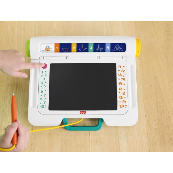 Biroul De Invatare Fisher-Price este conceput pentru a incuraja invatarea si creativitatea copiilor prin activitati interactive si distractive Suprafata de scriere tip LCD permite desenarea si exersarea scrisului fara murdarie folosind stiloul special inclus Panourile colorate si rotita interactiva ofera activitati de invatare cu forme imagini si secvente simple care stimuleaza gandirea logica si recunoasterea vizuala Setul include si sabloane pentru forme incurajand copiii sa exploreze 
