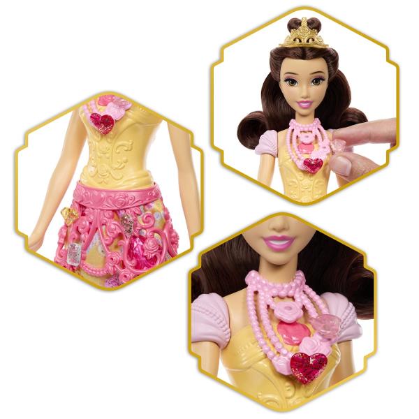 Setul Disney Princess Jewel Reveal aduce magia povestilor Disney intr-o experienta plina de surprize Ambalat intr-o cutie eleganta in forma de inima stralucitoare setul ascunde in interior o papusa inspirata din universul Printeselor Disney si multiple accesorii surpriza Copiii pot deschide compartimentele pentru a descoperi treptat elementele incluse precum accesorii de moda si detalii inspirate din poveste Designul sclipitor si mecanismul de deschidere a transformarii momentului 
