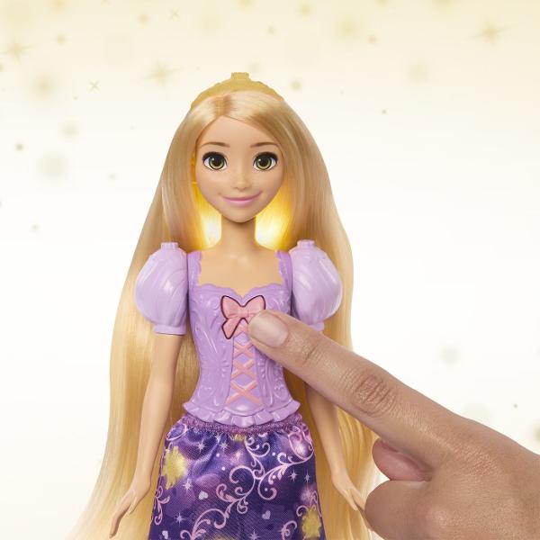 Papusa Disney Princess Setul Parul Magic Al Lui Rapunzel aduce la viata magia povestii prin parul sau lung si accesorii speciale de styling Rapunzel poarta o rochie eleganta in nuante de mov decorata cu motive inspirate din povestea sa iar parul lung si blond poate fi pieptanat si aranjat in multe stiluri Setul include mai multe accesorii tematice precum agrafe colorate si o perie care permit copiilor sa creeze coafuri diferite si sa personalizeze look-ul printesei Detaliile inspirate din 