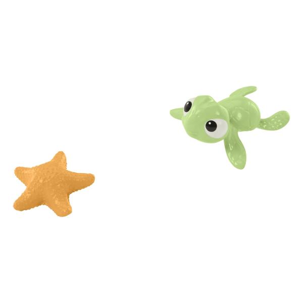 Papusa inspirata din universul Disney Vaiana 2 aduce aventura oceanului in joaca copiilor Personajul este imbracat in costumul sau traditional cu detalii inspirate din cultura insulelor tropicale si sunt par lung ondulat Setul include o figurina mica de broasca testoasa si un accesoriu in forma de stea de mare pentru a recrea scenele din poveste Papusa poate pluti in apa si are efect special de schimbare a culorii atunci cand este scufundata in apa oferind o experienta de joaca interactiva 