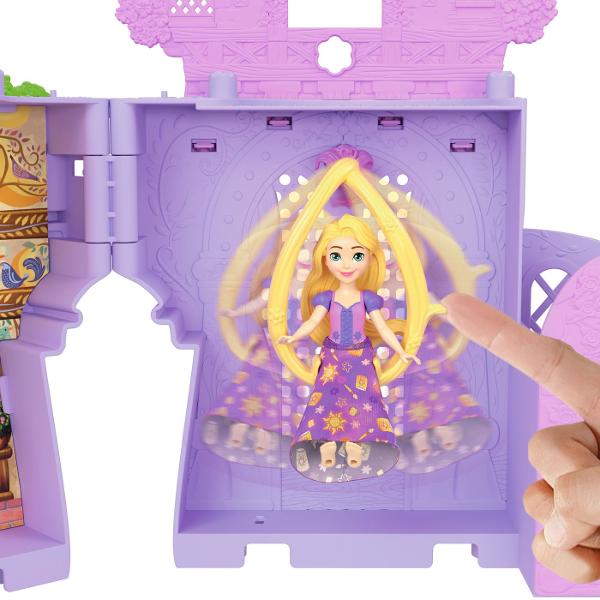 Setul Disney Princess Rapunzel recreeaza lumea magica din povestea printesei Rapunzel intr-un format compact si interactiv Setul include o mini figurina Rapunzel si elemente de decor inspirate din celebrul turn din poveste Piesele pot fi asamblate pentru a crea o scena de basm plina de culoare iar structura modulara permite extinderea si conectarea cu alte seturi din colectia Storytime Stackers Detaliile inspirate din universul Disney culorile vibrante si accesorii tematice incurajeaza 
