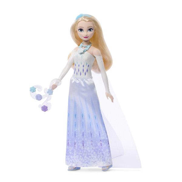 Setul Disney Frozen Jewel Reveal Elsa ofera copiilor o experienta magica de descoperire inspirata din universul filmului Frozen Ambalat intr-o cutie stralucitoare in forma de fulg de zapada setul ascunde in interior mai multe surprize care pot fi dezvaluite treptat prin deschiderea compartimentelor Copiii pot descoperi o papusa inspirata de printesa Elsa si accesorii tematice care completeaza tinuta si povestea personajului Designul sclipitor si mecanismul de deschidere transforma fiecare 