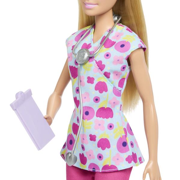 Descopera universul plin de grija si imaginatie cu papusa Barbie Doctor Pediatru un set adorabil care incurajeaza jocul de rol si dezvoltarea empatiei Barbie este imbracata in uniforma medicala colorata cu imprimeu vesel si stetoscop la gat pregatita sa aiba grija de cei doi bebelusi inclusiv in set Pachetul cu accesorii specifice unui cabinet pediatric precum pat pentru consult instrumente medicale si diverse pentru ingrijiri micutilor oferind multe posibilitati de joaca Copilul poate 
