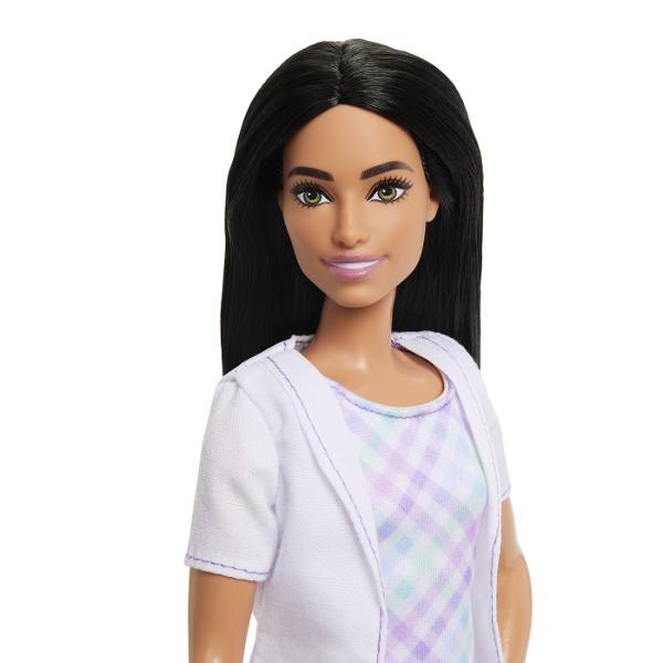 Copiii pot explora tot felul de cariere cu Barbie De la un om de stiinta la un copil de doctor papusile Barbie Careers sunt gata sa inspire povesti pentru toata lumea Barbie poarta haine detasabile cu tematica de cariera si alte accesorii pentru a spune povesti Imaginatia poate juca o lume plina de posibilitati de povestire si oportunitati de cariera cu aceasta papusa puternica gata sa inspire copiii sa fie tot ce isi doresc sa fie Acest pachet contine un set de joaca cu Barbie Dentist