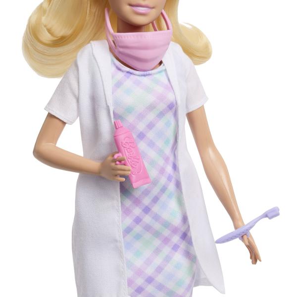 Copiii pot explora tot felul de cariere cu Barbie De la un om de stiinta la un copil de doctor papusile Barbie Careers sunt gata sa inspire povesti pentru toata lumea Barbie poarta haine detasabile cu tematica de cariera si alte accesorii pentru a spune povesti Imaginatia poate juca o lume plina de posibilitati de povestire si oportunitati de cariera cu aceasta papusa puternica gata sa inspire copiii sa fie tot ce isi doresc sa fie Acest pachet contine un set de joaca Barbie Dentist