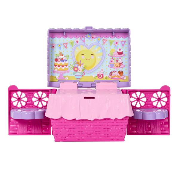 Setul Barbie Family and Friends Clubul lui Chelsea Petrecere Cu Ceai Surpriza transforma timpul de joaca intr-o petrecere vesela in aer liber Setul include o papusa Chelsea si multe accesorii tematice pentru un picnic sau o petrecere cu ceai precum cani ceainic deserturi si alte elemente decorative Standul de servire se poate transforma intr-un cos de picnic compact usor de transport si depozitat Culorile vesele si detaliile inspirate din lumea deserturilor creeaza o atmosfera jucausa 