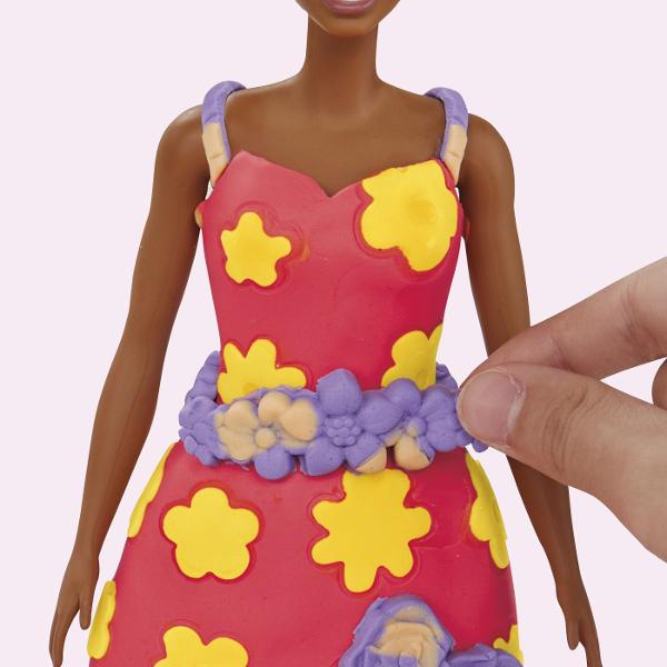 Play-Doh Barbie este un set creativ care imbina universul fashion Barbie cu distractia modelarii plastelinei Copiii de peste 5 ani pot crea tinute spectaculoase decorate cu flori inimi diverse modele decorative si folosesc foile cu sabloane incluse pentru a realiza texturi si detalii elegante Setul contine mai multe culori de plastelina Play-Doh accesorii si elemente pentru personalizarea rochiilor si accesorii oferind libertate totala de exprimare si creativitate Este ideal pentru 