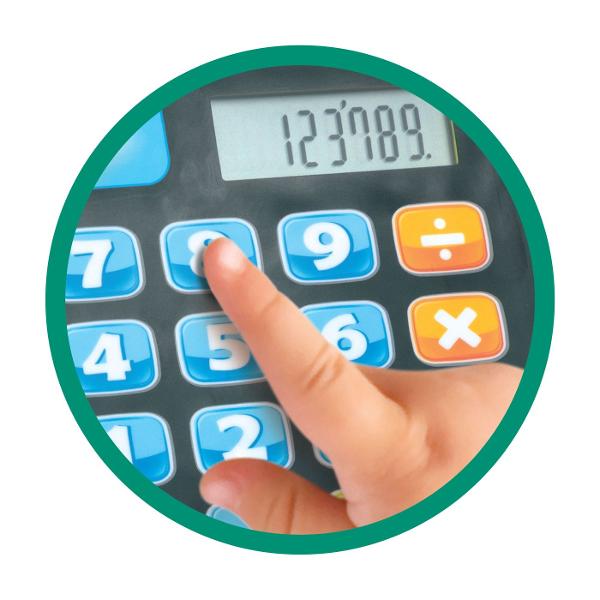 Winfun Set Casa De Marcat Interactiva Cu Accesorii este o jucarie interactiva complexa conceputa pentru copii de la 24 luni ideala pentru invatare prin joaca si dezvoltarea abilitatilor de baza matematica si sociala Setul include o casa de marcat electronica cu functie de calculator real scanner microfon functional si multiple accesorii precum alimente de jucarie si cos de cumparaturi oferind o experienta completa de joc de rol Casa de marcat este prevazuta cu taste numerice si functii 