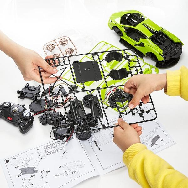 Kitul de Asamblare RC LAMBORGHINI SIAN FKP 37 de la Rastar este o jucarie inovatoare si captivanta perfecta pentru copiii de peste 8 ani si pasionatii de masini Acest set DIY ofera o experienta interactiva completa permitand utilizatorului sa construiasca pas cu pas o replica detaliata a celebrului model LAMBORGHINI SIAN FKP 37 la scara 118 Kitul contine 72 de piese din plastic usor de imbinat precum si o telecomanda performanta ce functioneaza pe frecventa de 24 GHz asigurand un control 
