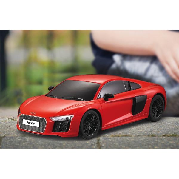 Copilul dumneavoastra se poate juca in voie cu masina cu telecomanda Audi R8 scara 1 la 24 oferita de brandul international Rastar Nicio cursa nu este imposibil de castigat cu acesta masinuta replica oficiala cu licenta a modelului original construita cu mare atentie la detalii Masinuta are proportiile ideale pentru momente pline de distractie si amuzament avand dimensiunile in centimetri dupa cum urmeaza  1899252Masinuta functioneaza pe frecventa de 24GAlimentarea se face astfel  