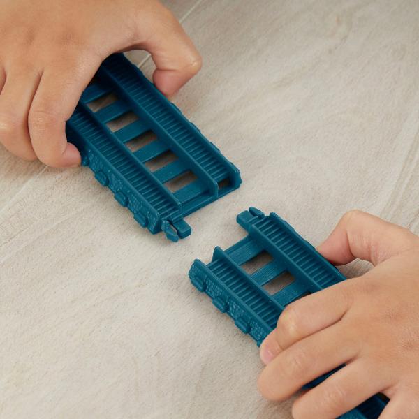 Copiii pot retrai calatoria captivanta a lui Thomas in Muntele Lookout din seria Thomas &amp Friends All Engines Go&trade cu acest set de tren motorizat pe baterii de la Fisher-Price&reg Crystal Caves Adventure Dispunand de 9 bucati de sina un pod basculant super cool si detalii si incarcatura distractive din Crystal Caves Acest set de tren plin de actiune le permite tinerilor conducatori sa-l trimita pe Thomas in cursa in pesteri pentru a-si livra incarcatura speciala din nou si 