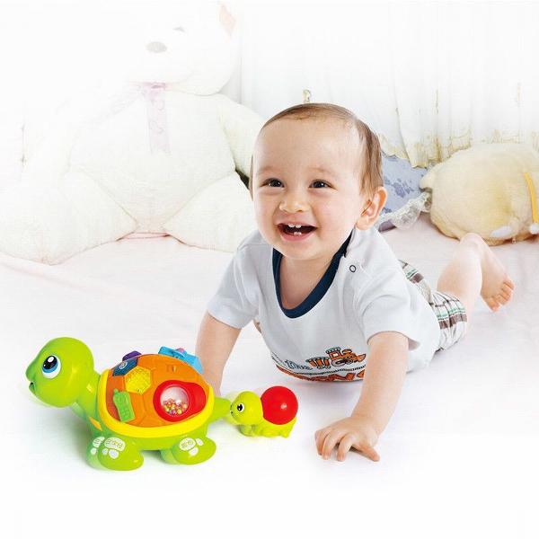 Familia testoaselor cu lumini si sunete va oferi copilului dumneavoastra momente pline de distractie si veselie iar dumneavoastra privindu-l zambete Apasa pe butoane urmareste culorile asculta sunetele aceste simple dar extrem de importante activitati sunt benefice pentru dezvoltarea inteligentei si atrag dupa sine curiozitatea copilului in timpul jocului Luminile emise de catre aceasta ii starnesc curiozitatea descoperind noi moduri de a se juca Dezvolta perceptia vizuala si 