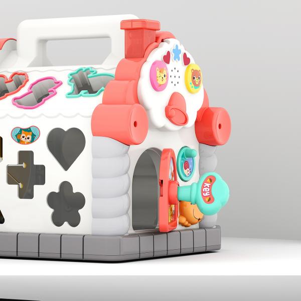 Copilul dumneavoastra poate sa se joace si sa invete alaturi de casuta cu forme lumini si sunete de la HolaToys Acesta va oferi copilului dumneavoastra momente pline de distractie si veselie iar dumneavoastra privindu-l zambete nemasurabile Fiecare din fetele jucariei contine activitati diferite menite sa dezvolte perceptia vizuala si auditiva si coordonarea dintre maini si ochi a copilului dumneavoastra Copilul poate umple casuta cu diversele forme sa o goleasca si sa inceapa din nou 