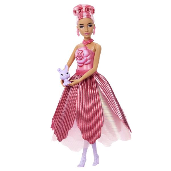 Barbie Petal Pop Papusa Barbie Trandafir Rosu este o jucarie surpriza creativa si plina de magie care ascunde in interior o papusa si accesorii adorabile Ambalajul in forma de floare cu petale colorate si design elegant se deschide pentru a dezvalui sau experienta de unboxing captivanta In interior se afla o papusa Barbie si un mic companion oferind multiple posibilitati de joaca si povesti imaginative Texturile culorile pastelate si detaliile florale stimuleaza simturile si 