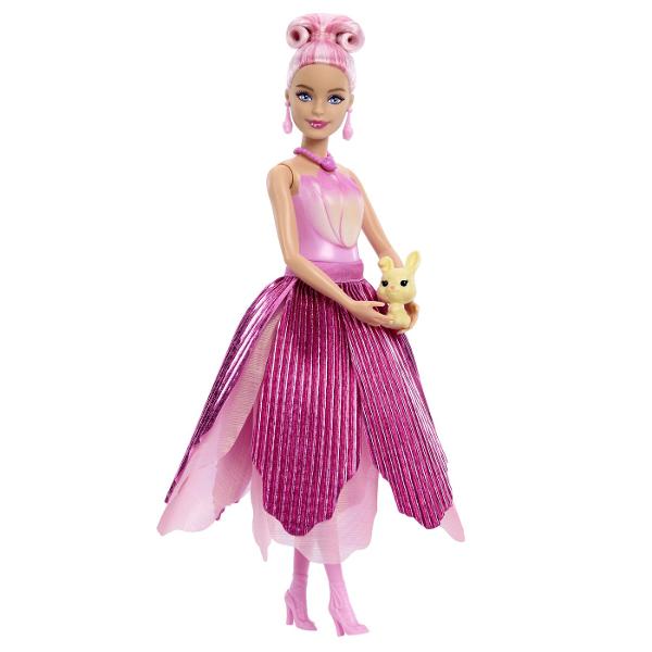 Barbie Petal Pop Papusa Barbie Lalea Roz este o jucarie surpriza creativa si plina de magie care ascunde in interior o papusa si accesorii adorabile Ambalajul in forma de floare cu petale colorate si design elegant se deschide pentru a dezvalui sau experienta de unboxing captivanta In interior se afla o papusa Barbie si un mic companion oferind multiple posibilitati de joaca si povesti imaginative Texturile culorile pastelate si detaliile florale stimuleaza simturile si creativitatea 