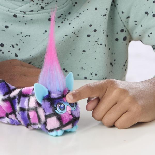Jucarie interactiva din gama Furby Furblets DIS CO DAZZ conceputa pentru distractie muzicala si interactiune dinamica Produsul are un design compact si colorat cu blanita moale si detalii expresive fiind usor de transport si utiliza oriunde Jucaria este echipata cu peste 45 de sunete si efecte muzicale oferind o experienta variata prin activarea diferitelor functii Interactioneaza prin atingere si manipulare raspunzand cu sunete amuzante si melodii stimuland imaginatia si curiozitatea 
